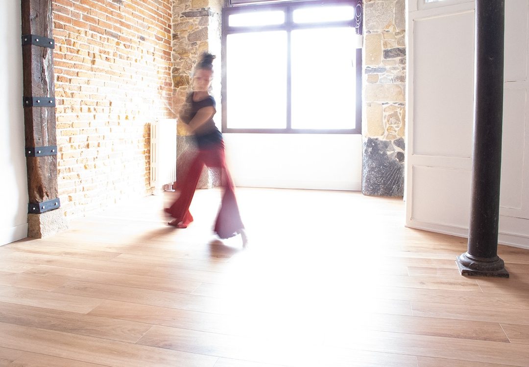 Sesión de Danza Movimiento Terapia en la sala de enAIRA Espazioa