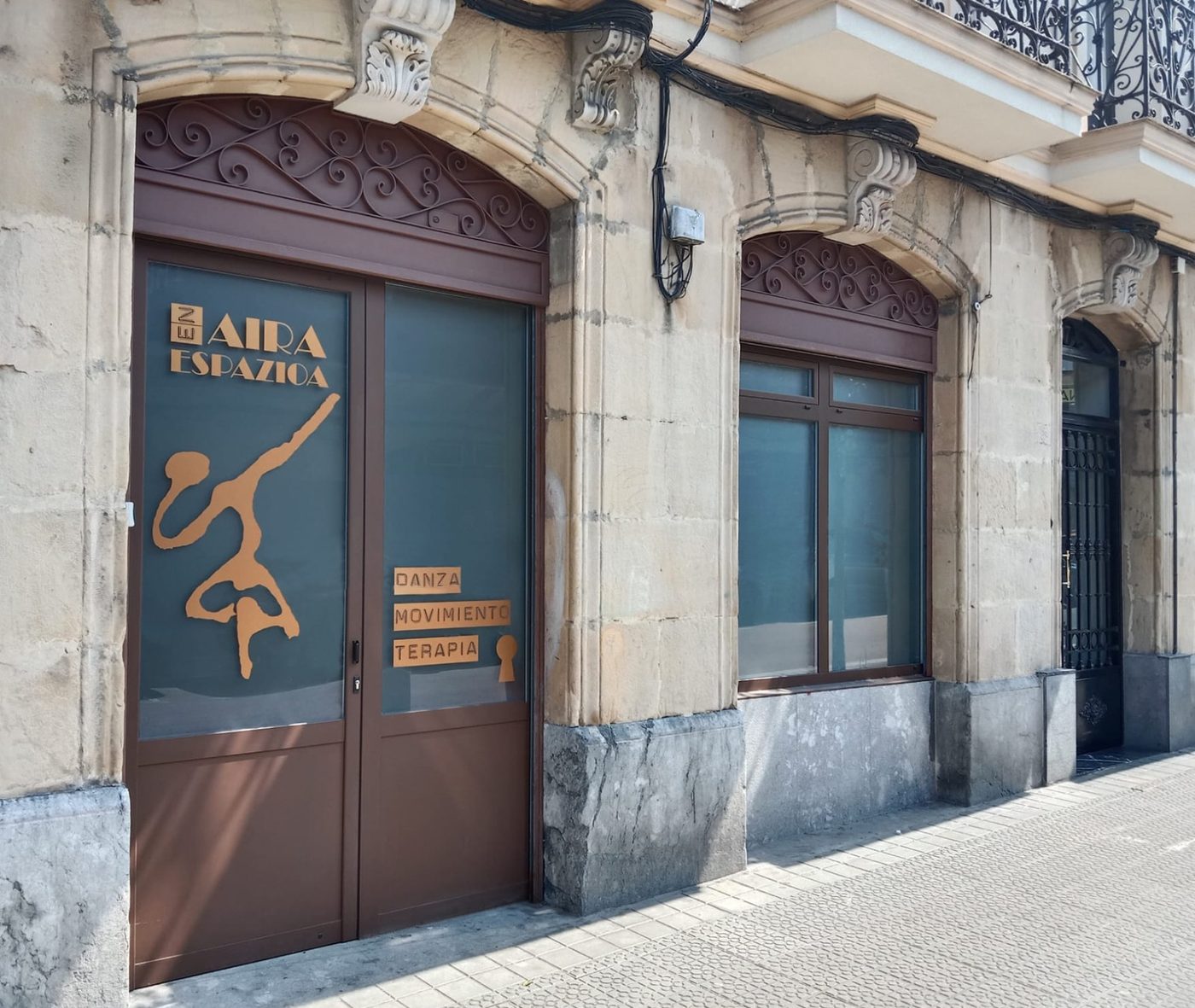 Fachada de enAIRA Espazioa en la Calle Bailén 17 de Bilbao
