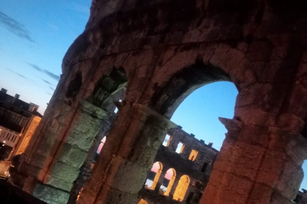 El anfiteatro romano de Pula iluminado al anochecer